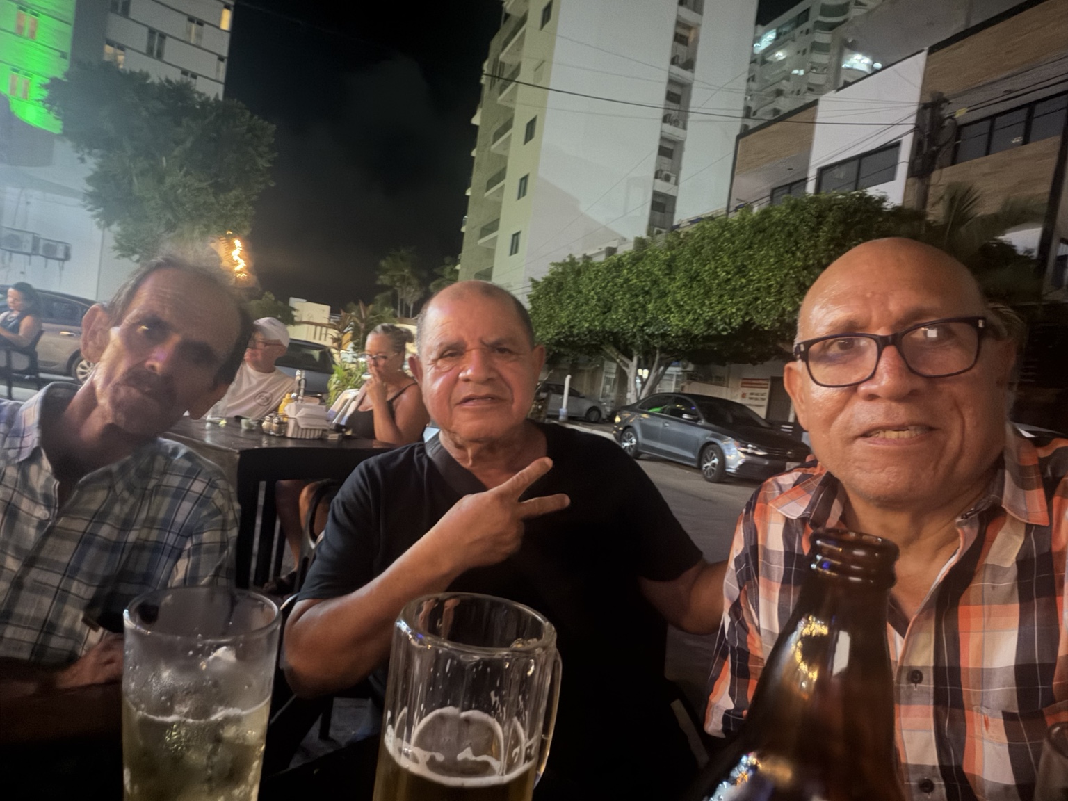 Amigos reunidos con Óscar durante la convivencia que inspiró la canción