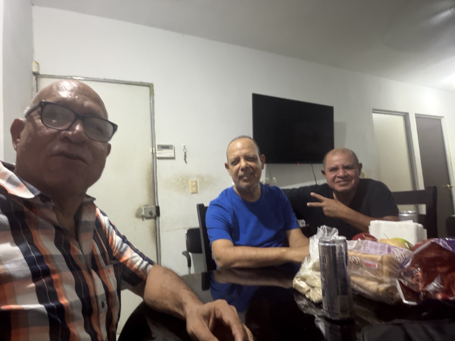 Amigos visitando a Óscar y compartiendo un momento juntos