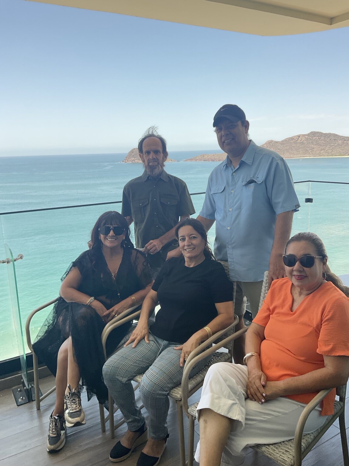 Amigos reunidos frente al mar en 2026