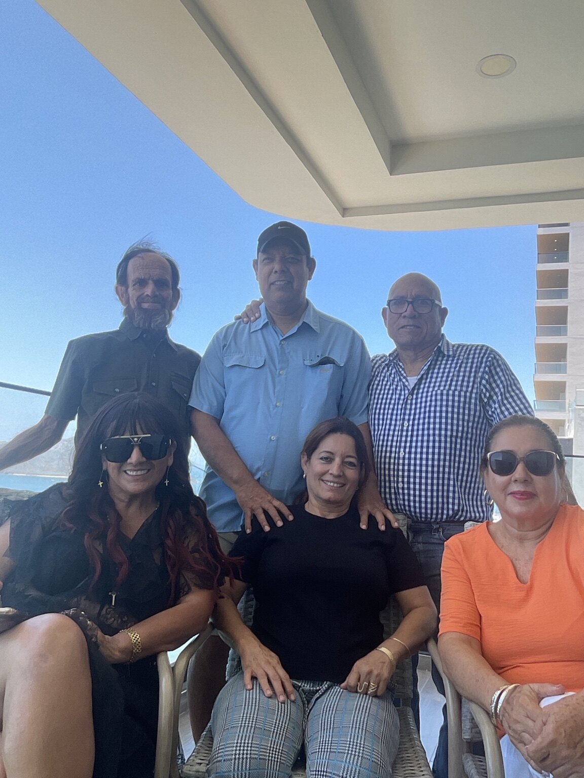 Grupo de amigos posando durante una reunión en 2026
