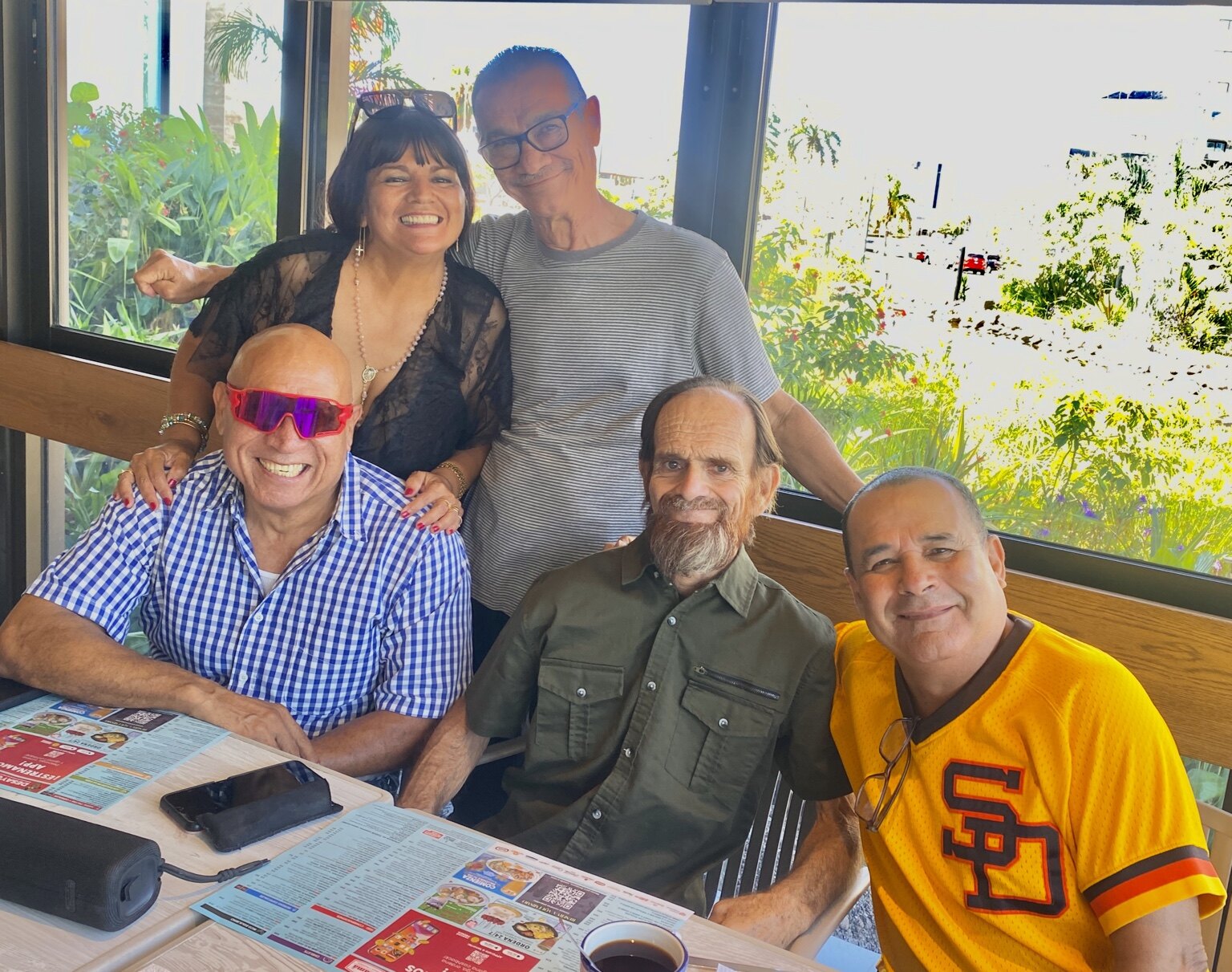 Cinco amigos reunidos en un restaurante en 2026