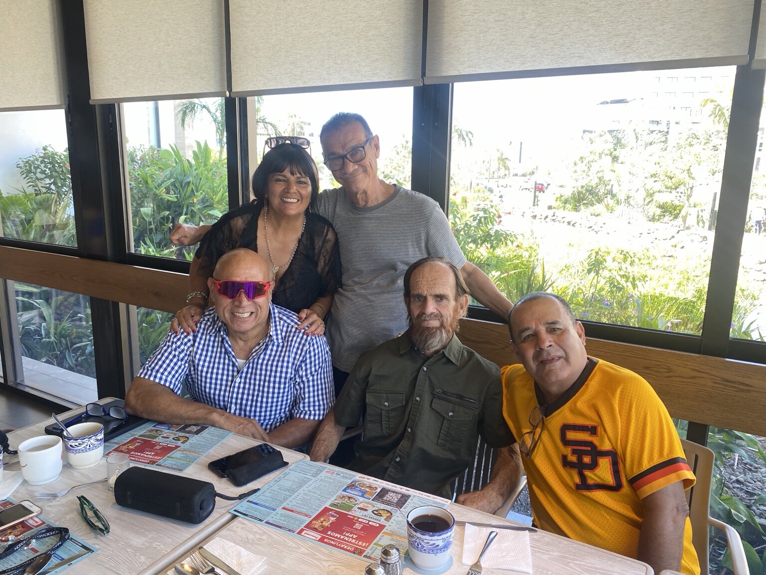 Cinco amigos reunidos alrededor de una mesa en 2026