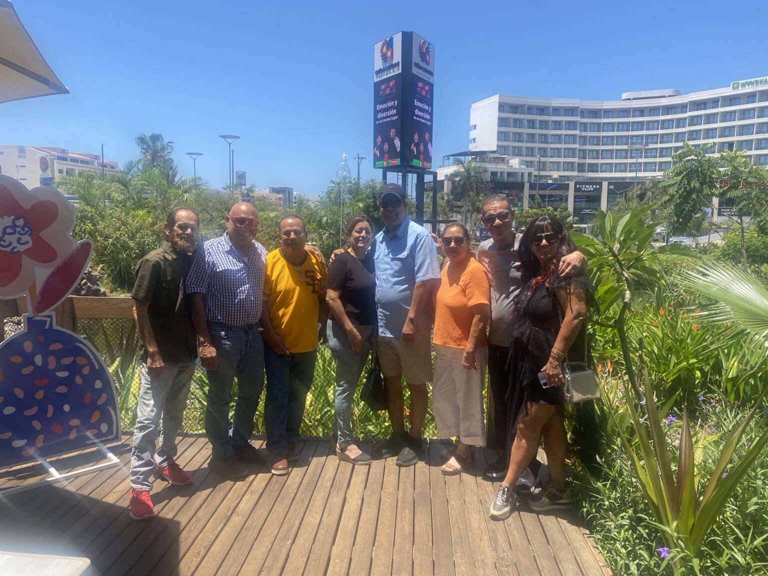 Grupo de amigos reunido al aire libre en 2026