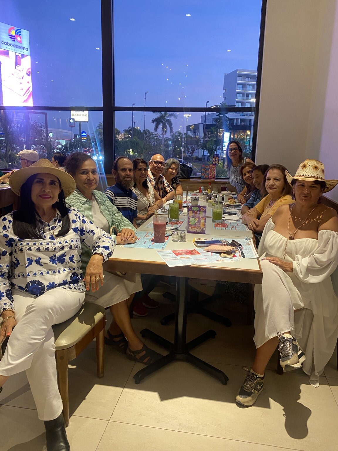 Amigos reunidos alrededor de una mesa en 2026