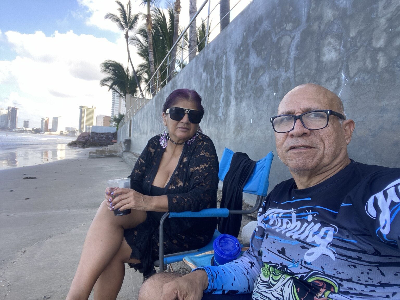 Dos amigos compartiendo una tarde en la playa en 2026
